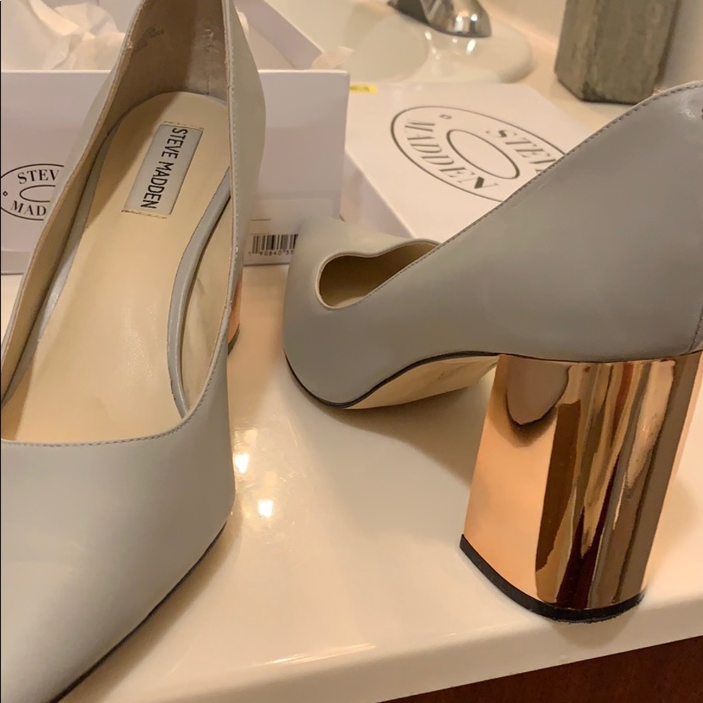 Grey pumps